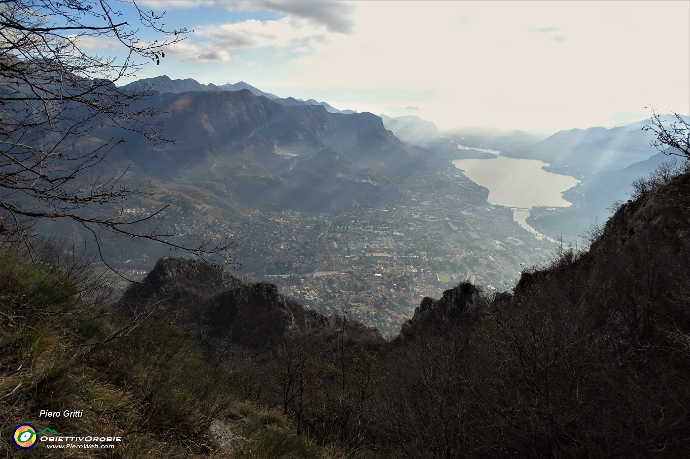 63 Vista su Lecco, oltre i dirupi....JPG